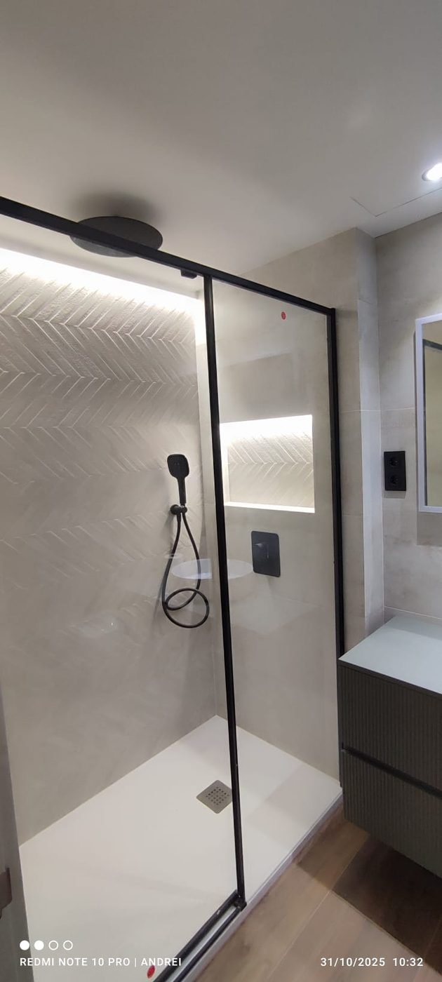 Baño con mampara de cristal